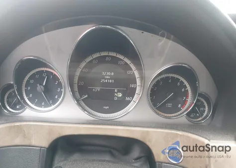 2010 Mercedes-Benz E 350 z USA, uszkodzony, nr VIN WDDHF5GB2AA179097